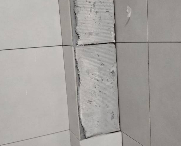 泽普瓷砖空鼓维修公司分享下瓷砖施工前基层浇水润湿程度不足，可能导致以下问题